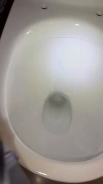 En video som visar problem med stopp i Gustavsbergs nautic toalett. Trots rengöring och ökad vattenmängd fortsätter problemet. Frågan ställs om luftningen på taket kan vara orsaken till att vattnet sjunker för långsamt och gurglar.