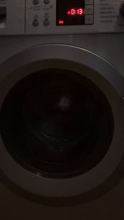 Video som visar ljudproblemet vid centrifugering av en cirka 10 år gammal Bosch Avantixx 7 Vario Perfect. Trots att komponenterna är kontrollerade fortsätter maskinen låta som en helikopter. Är det dags för en ny maskin, eller går den att laga?