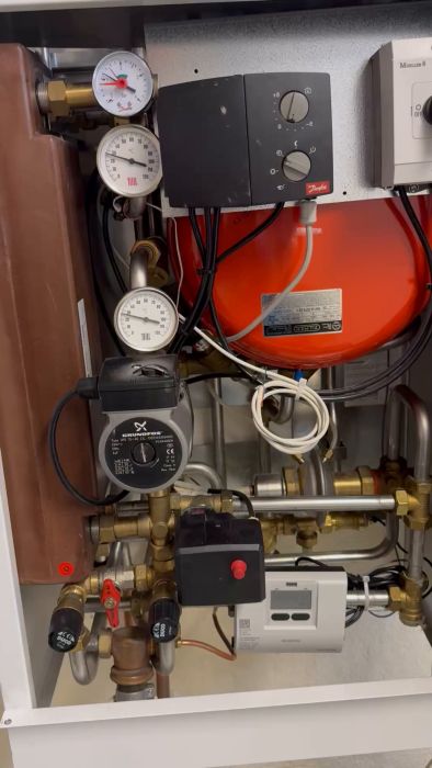 En nyinflyttad husägare undrar om det tjutande ljudet från deras fjärrvärmecentral från 2004 är normalt. Videon visar centralen, som är installerad i ett gammalt pannrum, och frågar om det behövs service eller utbyte med tanke på möjligheten till ROT-avdrag.