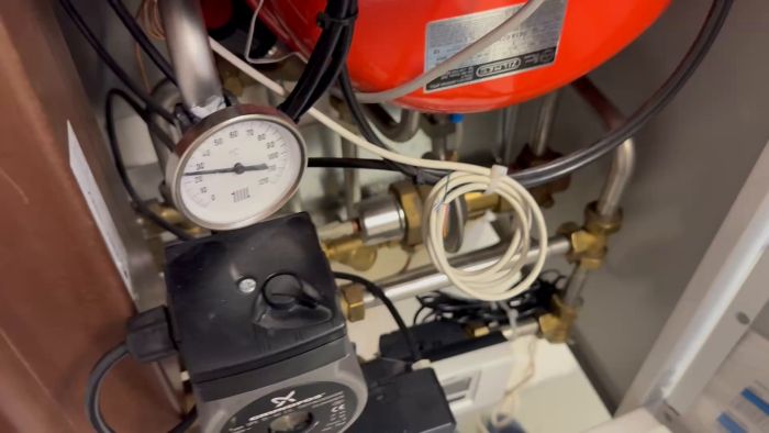 Videoklippet visar försök att lösa ett problem genom att växla mellan inställningarna I, II och III, samt genom att stänga av Danfossen. Ingen skillnad noterades vid dessa åtgärder.