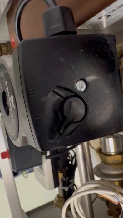 I videon visas försök att ändra inställningar mellan lägen I, II och III, samt avstängning av Danfossenheten, utan märkbara förändringar. Filmen dokumenterar manövrarna i detalj för att identifiera möjliga lösningar.