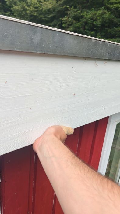 Utforska metoder för att öka överlappet genom att justera profilen och få fast en lös regel. Tips om hur man bänder upp plastlister och använda träbitar för att stödja strukturen.