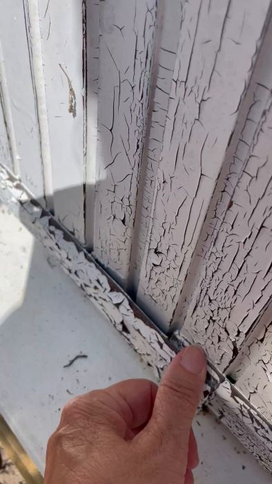 Vi överväger att byta den målade plåtfasaden på vårt Mockfjärds-hus från 1965 mot trä, då färgen börjat släppa. I videon diskuterar vi för- och nackdelar samt hur det kan påverka husets värde. Vad är era erfarenheter och råd kring fasadbyten?