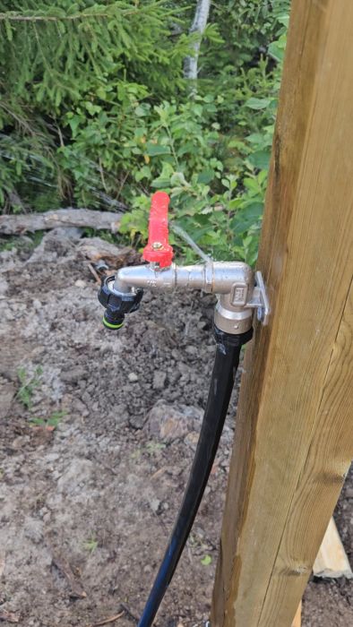 En kran kopplad till en Pem-slang via ett väggfäste tätar först när den dras åt mycket hårt. Detta gör att kranen pekar snett uppåt istället för rakt nedåt. Hur åtgärdar man detta problem? Här diskuteras möjliga lösningar.