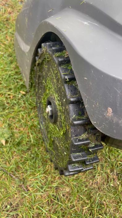 Upptäck problemet med en gräsklippare vars vänstra bakhjul snurrar ryckigt och orsakar oönskat svängande. Diskussion om möjliga lösningar och om reparation är värt besväret.