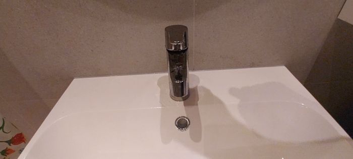 Efter installation av en IKEA Brogrund blandare märks att kallvattnet rinner dåligt, medan varmvatten fungerar som det ska. Videon visar flödesproblemen och ställer frågan om det kan vara installationen eller produkten som orsakar detta.