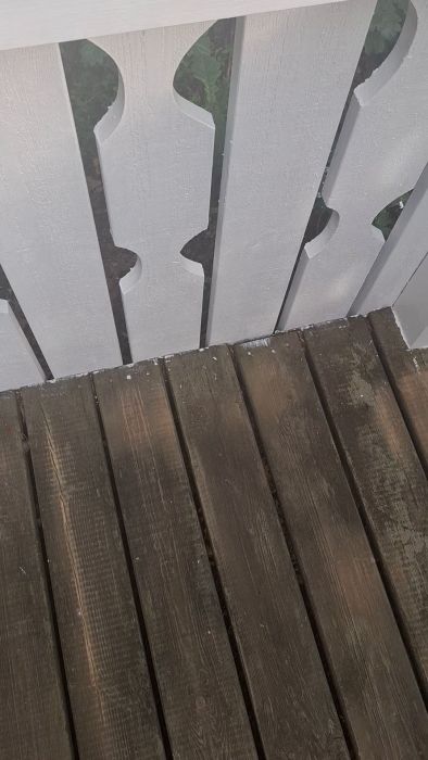 Se hur du kan försöka ta bort oljebaserad färg från altandäcket med slipmaskin, lacknafta och stålborste. Få även tips på täckande olja eller lasyr för att dölja envisa vita fläckar som kan finnas kvar.