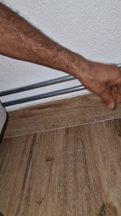 Upptäck hur man kan hantera kondensvatten på klinkergolv i en källare i ett hus från 1950. Diskutera möjliga lösningar som dränering och bättre ventilation för att förhindra fuktskador.