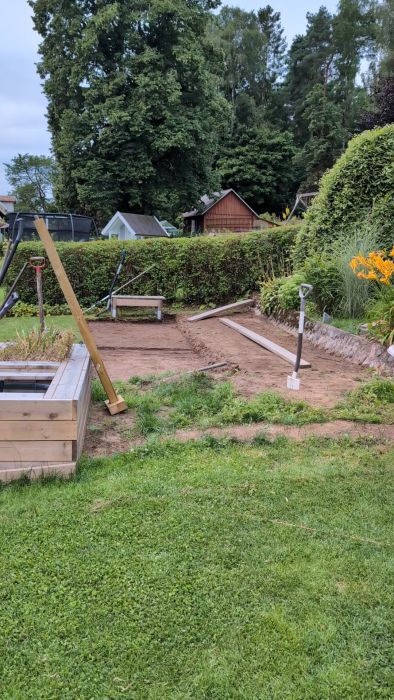 Förberedelser för en ny altan och poolbygge fortskrider. Ta del av utgrävningsprocessen där en yta på cirka 4 meter friläggs i en sluttning. Se hur projektet fortskrider och delar av tomten förvandlas dag för dag!