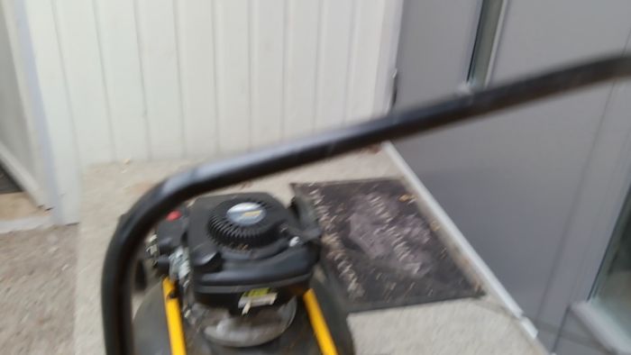 Videon visar en gräsklippare som börjar bluddra efter att ha kämpat med extremt högt gräs. Alla grundläggande underhållsåtgärder är gjorda, men problemet kvarstår. Se videon för att förstå problemet och bidra gärna med lösningar.