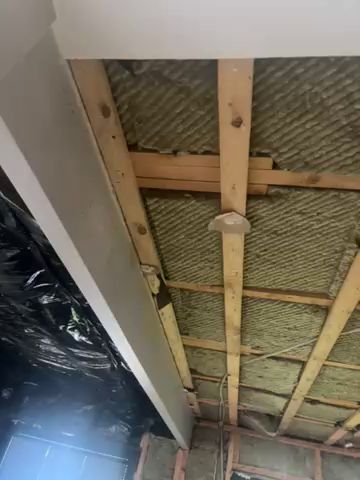 Vi undersöker möjligheten att ta bort en balk och stolpe för att skapa en öppen planlösning mellan kök och vardagsrum. Diskussionen handlar om att skarva bjälklag och sätta nya balkar. Kan man sätta 5 meters balkar och undvika behovet av den nuvarande stolpen och balken?