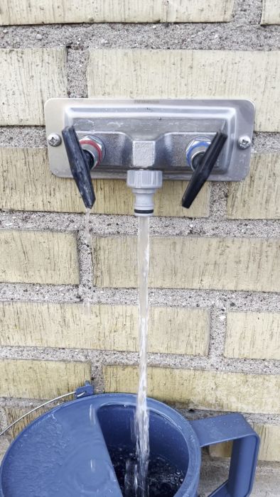 Se hur en varmvattenkran från 70-talet, i ett renoverat hus, läcker och vad du kan göra själv för att fixa det. Behöver du ens en hantverkare, eller kan du lösa det med enkla steg? Få råd från andra med samma problem och undvik onödiga kostnader.