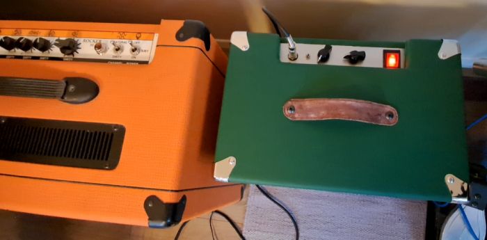 Videon visar först en ren kanal för slutstegsdist och sedan en annan kanal som lägger till förstegsdist. Fokus ligger på hur ljudet spricker upp vid hög volym, en kvalitet rörförstärkare hanterar bättre än transistorer.