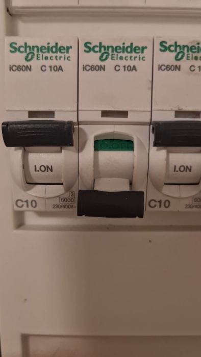 Upptäck orsaken till att säkringen till vattenpumpen brummar och huset står utan vatten. Följ felsökningen i videon och bidra med dina förslag på möjliga lösningar.