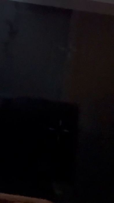 Utforska orsakerna bakom kvittrandet från en gammal takfläkt i ett 70-talshus. Vi diskuterar huruvida det är möjligt att smörja fläkten själv eller om det är dags för en ny. Ljudet hörs endast vid grundläget och ger vägledning för de med liknande problem.