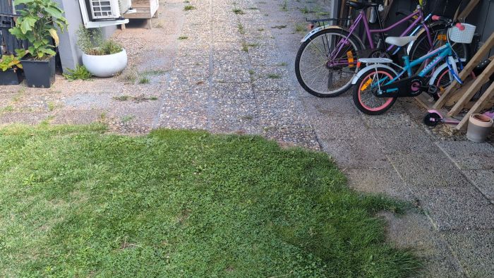 Se hur Sileno Life LONA klipparen stannar vid stenkant istället för att följa guidekabeln över till gräsytan. Trots kalibrering och justering fortsätter problemet vid övergång mellan olika ytor.