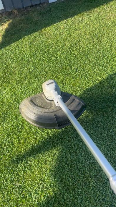 En användares nyinköpta grästrimmer från Dewalt låter konstigt efter tre veckors användning. Trots kontakt med tillverkaren kvarstår problemet och användaren söker råd om det kan bero på fel eller skada innan en eventuell garantikontroll.