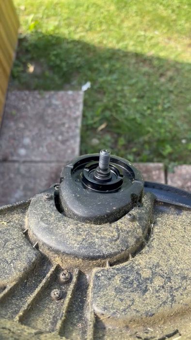 Upptäck hur en ny grästrimmer från Dewalt orsakar ett konstigt ljud. Diskutera möjliga orsaker och om det kan gå på garantin. Utforska om ljudet beror på en skada eller är normalt för trimmern.