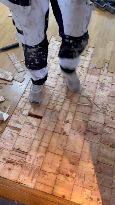 Upptäck processen att ersätta ett oljudande laminatgolv med ett nytt parkettgolv. Filmen visar det gamla golvets uppbyggnad med träskivor och mellanrum fyllda med olika material, samt diskuterar hur man kan stabilisera underlaget för det nya golvet.