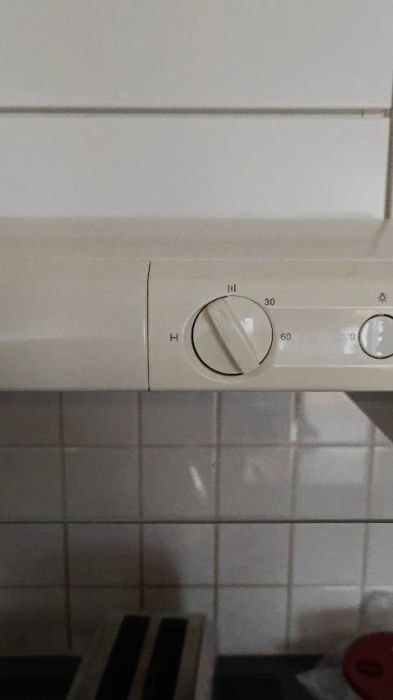 En video där en användare beskriver ett problem med sin Franke fläkt efter att ha bytt spjällen. Användaren söker hjälp för att lösa ett återkommande problem som uppstod ett år efter service.