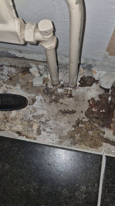 Upptäckt av ihåligt ljud under klinkers i ett flerbostadshus från 60-talet. Skadad lättbetong runt elementrör orsakar frågor om strukturell säkerhet. Besökaren letar efter råd och har tidigare fyllt sprickor enligt styrelsens instruktioner. Är det här något att oroa sig för?