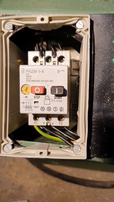 En motorskyddsbrytare på en bordssåg har börjat surra efter avstängning. Den har fungerat bra under flera år utan problem. Frågan ställs om det går att åtgärda problemet eller om en ny brytare behövs.