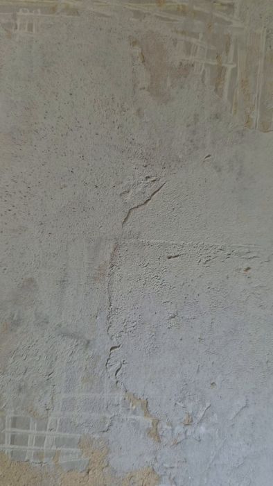 Upptäck hur man hanterar spackel som inte härdar korrekt på en betongvägg. I filmen diskuteras orsaker till problemet och om det är säkert att börja med grundmålning trots att spacklet verkar smula. Lär dig tips för bättre betonghärdning.