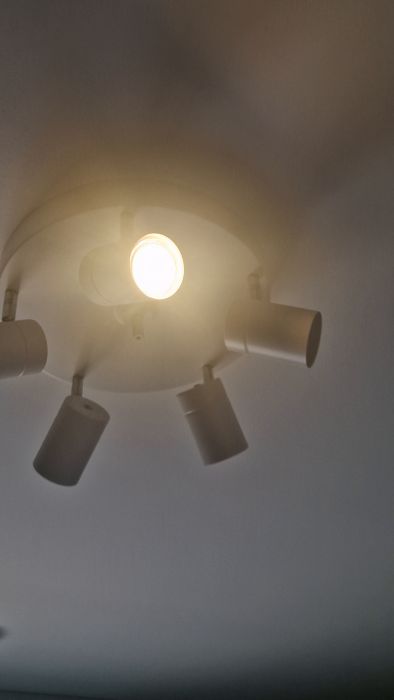 Se hur du kopplar in och använder en dimbar Ikea spot. Videon visar ljusets effekt och funktionalitet efter installation, perfekt för dig som vill justera belysningen hemma.