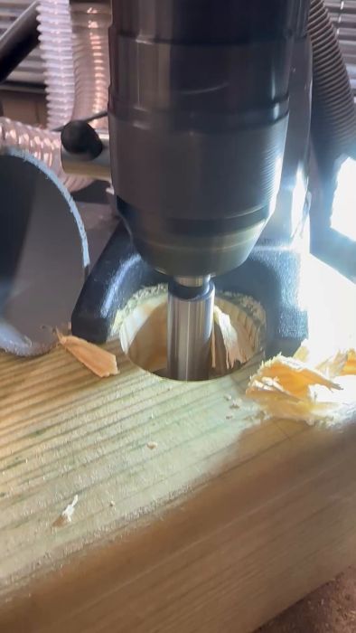 Upptäck processen bakom chipstillverkning med denna maskin som formar träspån. Filmen visar i detalj hur trä går från råmaterial till bearbetade spån. Perfekt inblick för den som vill förstå hantverket och tekniken bakom spåntillverkning.