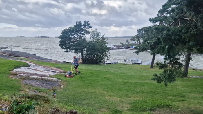 Se makens omtalade gräsklippning medan stormen Floris sveper in. Trots vädrets makter upplever han en bekymmersfri, mygg- och bromsfri arbetsstund. Ett modigt inslag i deras bygg- och renoveringsäventyr.