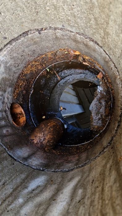 Videon visar hur vattenytan förändras under en kraftig skur. Nivån stiger över utloppsröret men sjunker senare, vilket hörs vid 0:25. Detta indikerar något annat än ett vanligt bräddavlopp, då ytan drog ner ytterligare 20 cm.