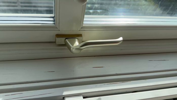 Ett Tanumsfönster på övervåningen går inte att öppna mer än 1-2 millimeter. Se filmen för en visuell demonstration och diskutera möjliga quick fixes eller professionell hjälp såsom fönsterfirma eller snickare för att lösa problemet.