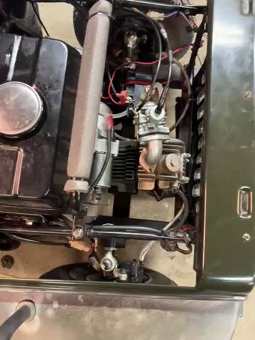 Videon visar problemet med startmotorn när den slår, vilket tydligt hörs i videon. Diskussionen handlar om att identifiera orsaken och eventuella lösningar på detta startmotorljud i ett byggprojekt.