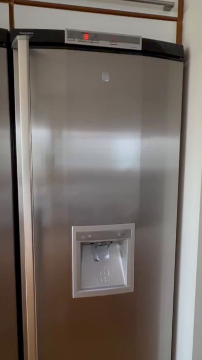 En video som visar problem med en frys där larmet tjuter och lampor blinkar. Frysens dispenser funkar kort efter omstart men slutar snart. Strömavbrott hjälpte inte. Sök tips och lösningar för att åtgärda felsignalen och förhindra att frysen går sönder.