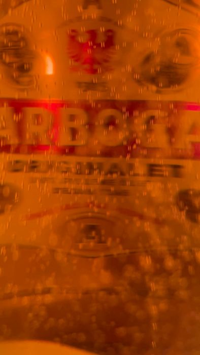 Fira in helgen med ett glas kall öl. Kolla in bubblorna som stiger i glaset i denna korta video. Perfekt för att önska trevlig helg och koppla av efter en lång vecka.