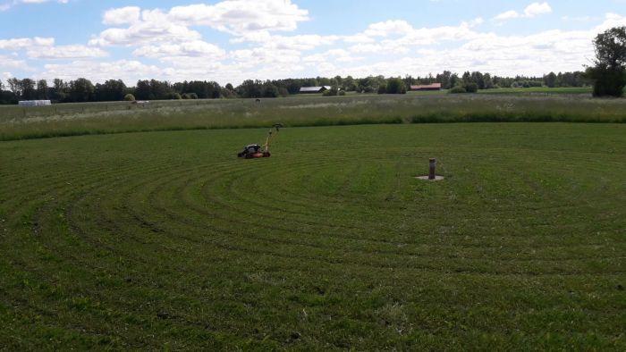 Se hur gräsmattan såg ut innan en robotgräsklippare infördes i trädgården. Filmen visar manuellt klippta cirklar och ger en återblick till tiden före automatiseringen.