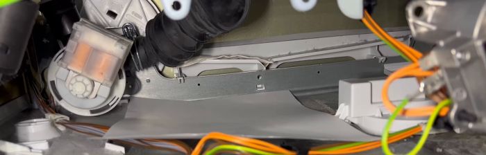 En film som visar en läcka i en Siemens tvättmaskin när det är cirka 18 minuter kvar av ett 2-timmarsprogram. Läckan sker mellan mitten och tömningsslangen. Var kan vattnet komma ifrån?