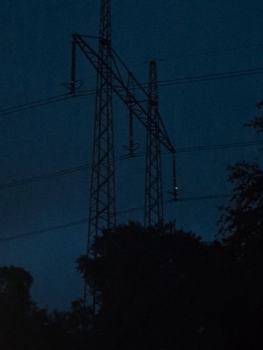 Ett unikt fenomen observerades vid en kraftledning efter 32 års boende i området. Ett märkligt ljussken, likt en 'julgran', lyser upp kvällen. Se denna sällsynta händelse som fångats på film.