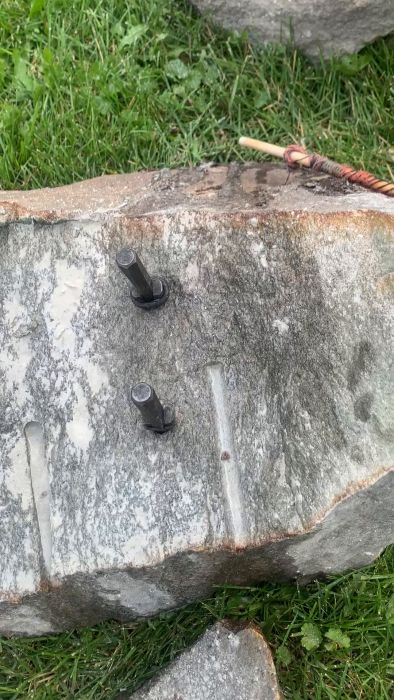 Upptäck hur du effektivt spräcker stenar på en rullstensås med en Hilti borrhammare och 14 mm kilar. Lär dig tekniken att förbora, fylla med vatten och använda olika borrstorlekar för bästa resultat och undvika överhettning.