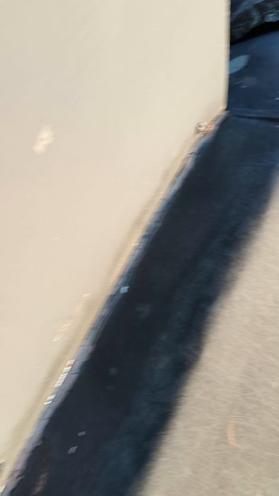 En undersökning under kåpan visar avsaknaden av fläkt. Filmen söker efter fläktkomponenter men lyckas inte lokalisera någon fläkt, vilket framgår av inspelningen.