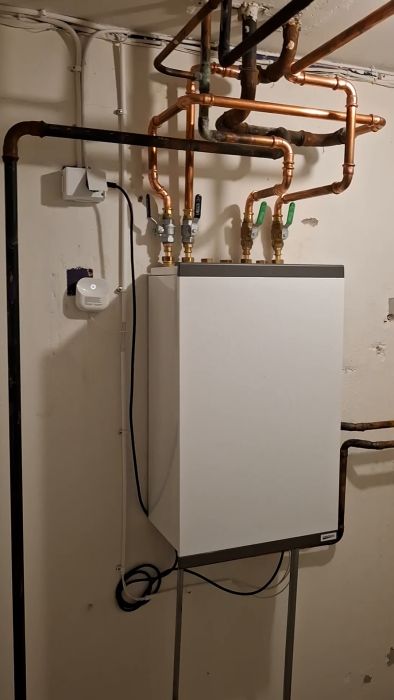 Installation av värmeväxlare gav upphov till högt ljud vid kallvattenanvändning, särskilt efter WC-spolning. Tekniker hävdar normalitet men huset skakar av smällen. Är detta vanligt, och kan det skada systemet? Diskutera möjliga lösningar och dela erfarenheter.