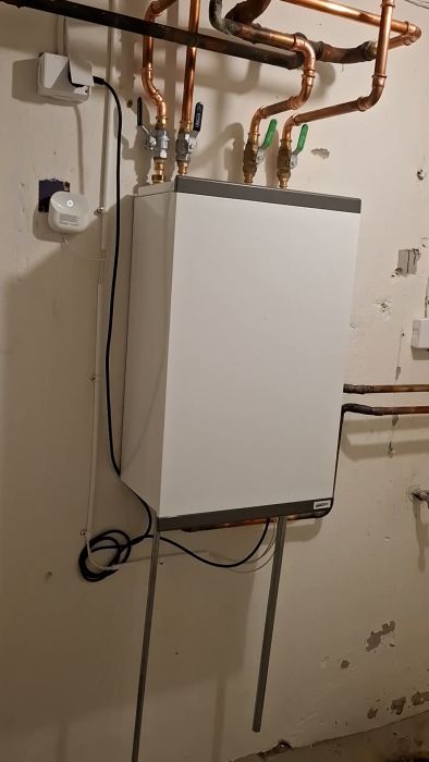 Efter installationen av en Cetetherm Pioneer uppstod starka dunkande ljud vid kallvattenanvändning, särskilt efter WC-spolning. Trots VVS-teknikerns bedömning är frågan om detta är normalt och om det kan orsaka skador. Diskutera möjliga lösningar och erfarenheter.