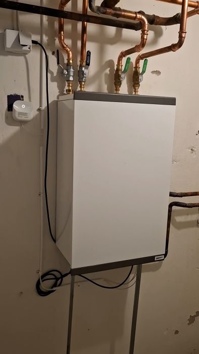 Efter att ha installerat en Cetetherm Pioneer värmeväxlare uppstår höga ljud vid kallvattenanvändning, speciellt efter WC-spolning. VVS-teknikern kallar det normalt, men oron för skador kvarstår. Är detta vanligt? Erfarenheter och råd sökes.