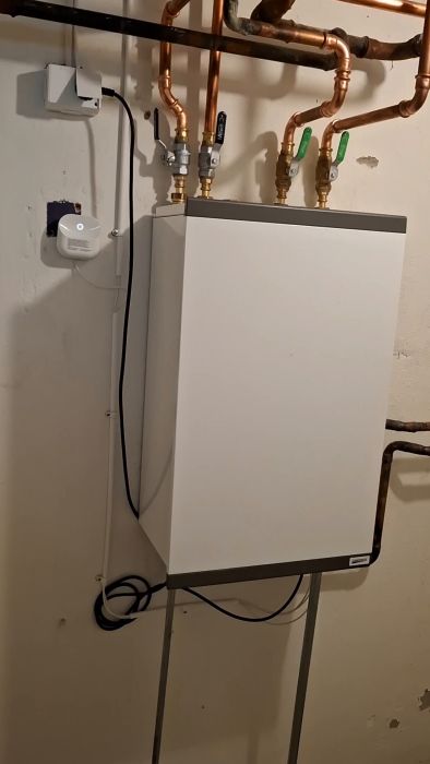 Upptäck det dunkande ljudproblemet som uppstod efter installationen av en värmeväxlare. Lär dig om erfarenheter och lösningar för att hantera ljud från vattenanvändning i hemmet samt råd från VVS-teknikern.