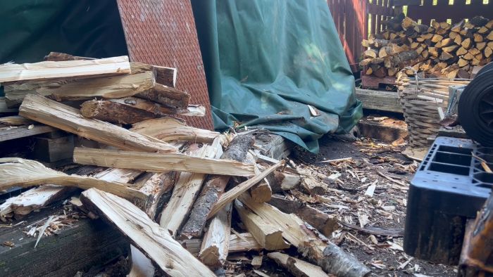 Se hur 14 halvmeters granstockar klyvs på under 45 sekunder. Denna kraftfulla maskin hanterar stockar med en diameter på 12-25 cm och producerar även tändved. Begränsningen ligger endast i matningshastigheten.