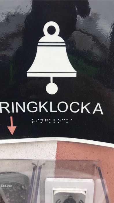 En humoristisk skylt med blindskrift visas vid en godsmottagning i Kristinehamn. Vaktmästaren som satte upp den lyckades inte riktigt tänka igenom placeringen. Utforska den lustiga kombinationen av text och layout i denna korta video.