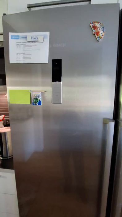 Videon visar en Bosch-kylskåpsfläkt som startar ofta när dörren stängs. Kylen är ca 10 år gammal. Frågan är om det finns risk att fläkten slutar fungera och om åtgärder eller reparationer behövs.