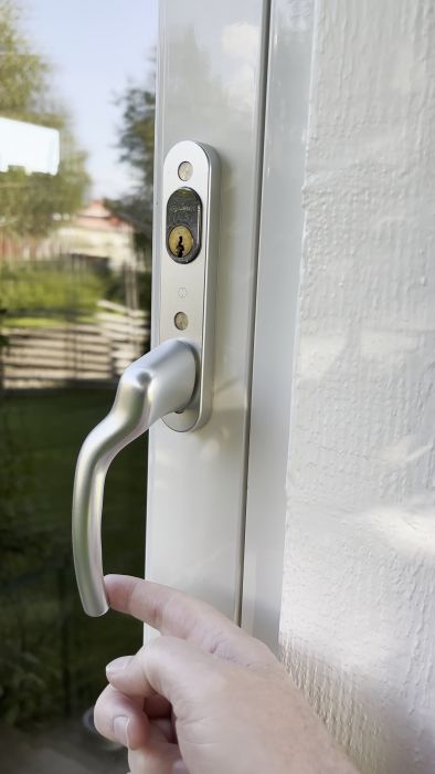 Filmen visar problem med en helglasad dörr som tar i karmen samt ett löst dörrhandtag. Se möjliga justeringar för att åtgärda hängning och stärka handtagets funktion. Frågor om dörrkarmens rakhet och justering av gångjärn diskuteras.