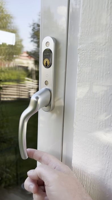 En kort video som visar hur man korrekt justerar och hanterar ett dörrhandtag. Perfekt för husägare som vill säkerställa att deras dörrar fungerar smidigt och pålitligt.