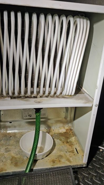 Upptäck varför rören på en luftavfuktare skramlar och hur böjbara de egentligen är. En användares erfarenheter avslöjar problemet med att rören ligger emot och orsakar ljudstörningar.